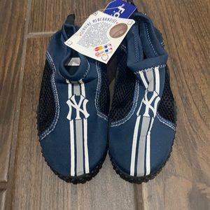 Kid Yankee navy blue water shoes